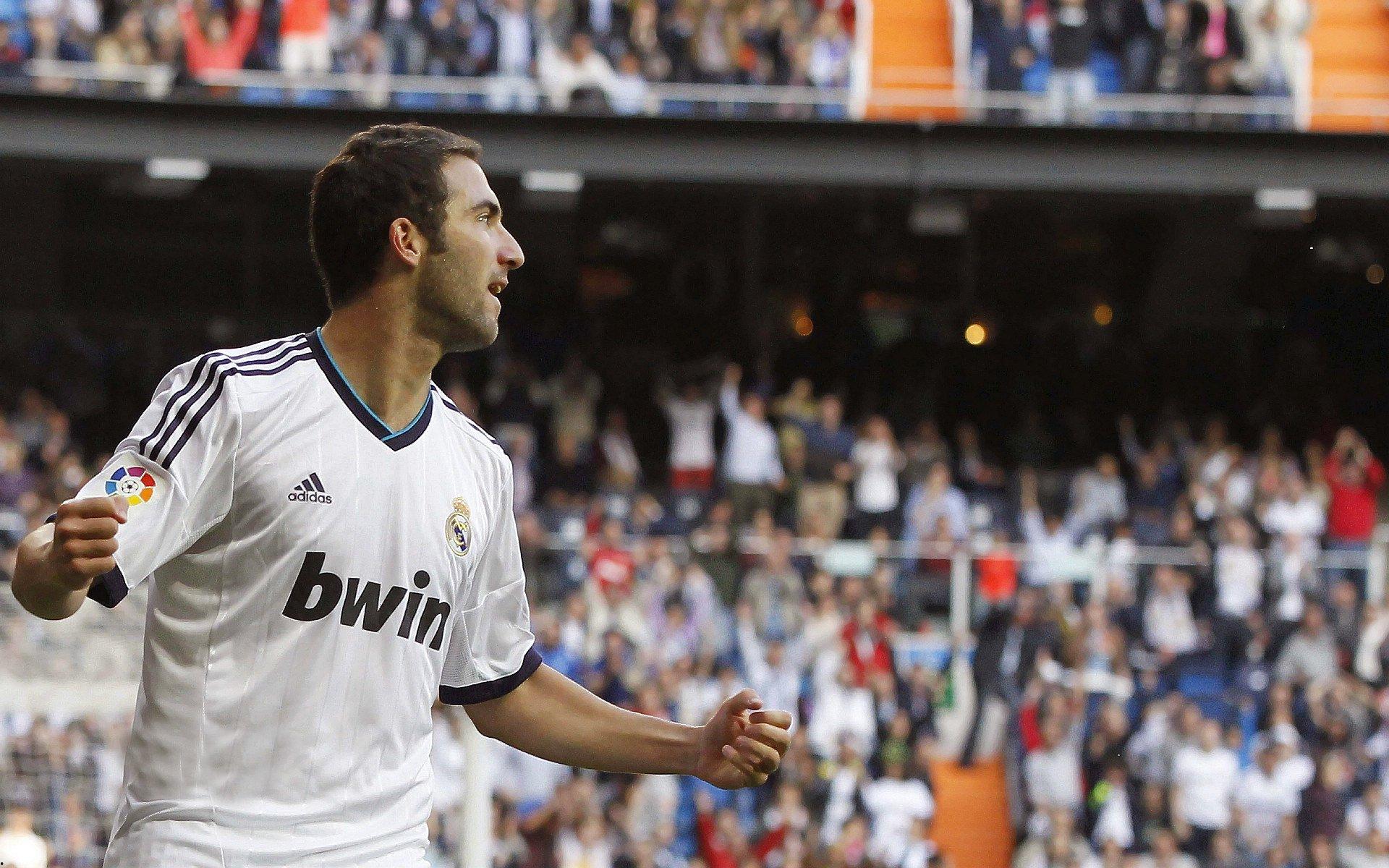 天生社牛！杨瀚森机场化身团队开心果，与队友教练记者畅聊引爆欢乐氛围